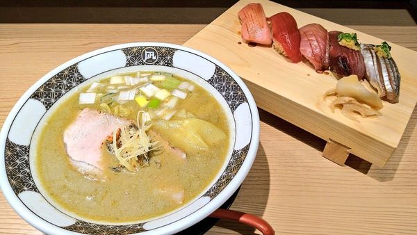 「すごい煮干ラーメンハーフ・日替わり地魚握り5貫セット」@すごい煮干ラーメン野毛 すし 釣りきんの写真