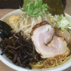スタミナ醤油ラーメン800円(クーポンでミニ水餃子無料)