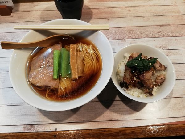 「世田谷中華そば500円+焼豚炙り丼350円」@世田谷中華そば 祖師谷七丁目食堂の写真