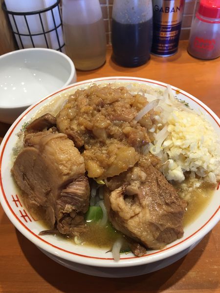 「ラーメン800円 豚ちょい増し100円　生卵50円」@らーめん たん二郎の写真
