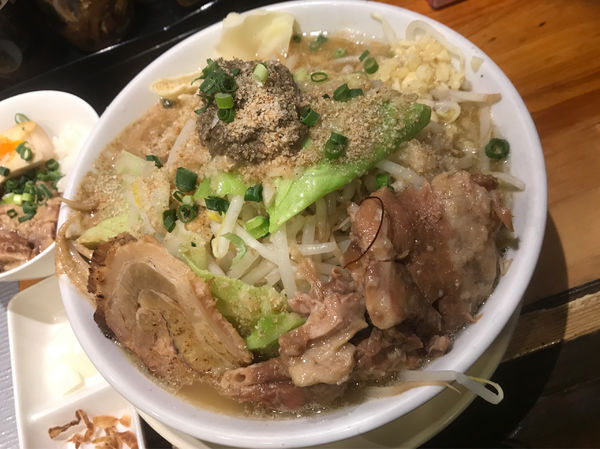 「【限定】ゴマG(野菜マシ)＋味玉肉のせ飯」@千極煮干の写真