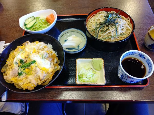「親子丼と手打ちそば定食(ざるそば)946円」@そば処 あらいやの写真