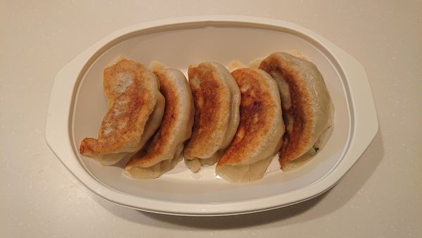「（テイクアウト）皮から手作り焼餃子　６００円＋消費税」@天廣堂の写真