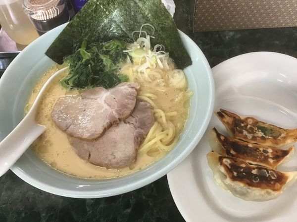 「半餃子220円、ラーメン700円」@横浜寺田家ラーメン 北柏店の写真