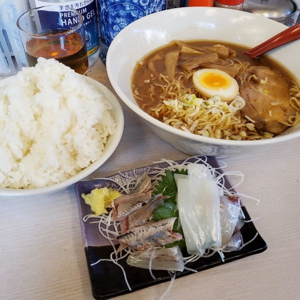 「本日のランチ🅰店長の釣ったヤリイカ・イワシ盛合ライス」@笑顔の写真