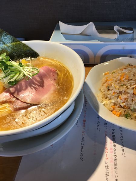 「にぼし中華(塩)800円　半チャーハン300円」@中華そば専門 めんやいただきの写真