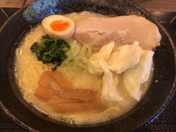 「塩とんこつらーめん800円」@餃子とビールとらーめんびゃくの写真