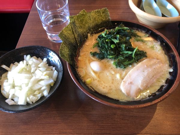 「濃厚醤油ラーメン」@横浜家系ラーメン 鶴見家 善行店の写真