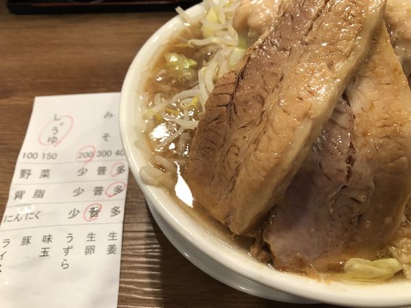 「醤油ラーメン200gヤサイアブラニンニク」@ラーメンたろうの写真