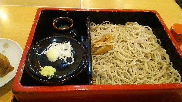 「はこそば 800円+おいなりさん1個 180円」@稲荷蕎麦 萬盛 総本店の写真