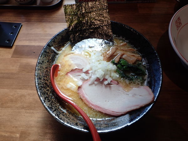 「豚骨醤油ラーメン 中太麺160g 780円+もも増し」@五代目むじゃきの写真