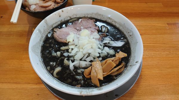 「【限定】中華そば 竹炭味噌 910円 + 肉丼 320円」@中華そば136の写真