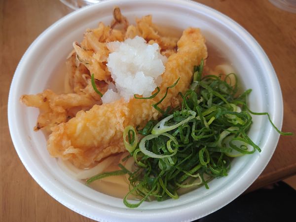 「【打ち立てセット】かけうどん（並）＋天ぷら2つ＝500円」@丸亀製麺 新座店の写真