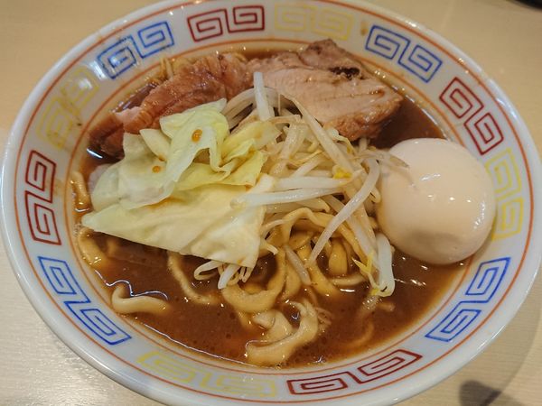 「味玉らーめん少なめ 麺かため 野菜、油少なめ」@らーめん 陸 尾山台店の写真
