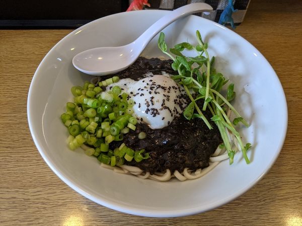 「汁なし黒ごま担々麺　700円」@とりそばダイナソーの写真