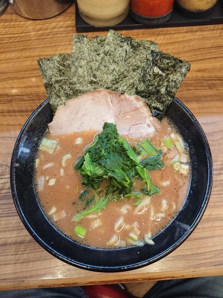 「ラーメン並 700円 麺固め 油少なめ」@横浜家系らーめん 二代目 武道家の写真