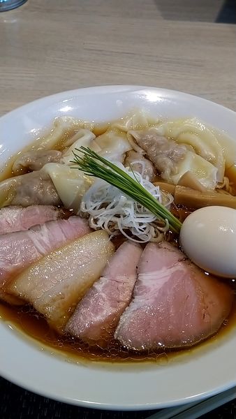 「特製中華そば醤油大盛り+ワンタン」@宍道湖しじみ中華蕎麦 琥珀 東京本店の写真