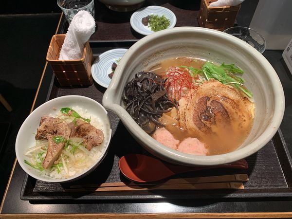「白醤油ラーメン＋キクラゲ　半焼豚飯」@麺処 銀笹の写真