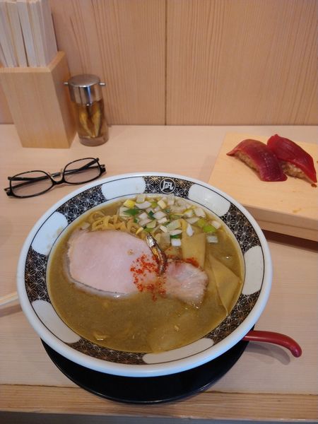 「すごい煮干しラーメン　赤酢握り5貫セット　1500円」@すごい煮干ラーメン野毛 すし 釣りきんの写真