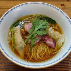 わんたん入り醤油らぁ麺(1,350円)+焼売飲茶セット+おにぎり【ユーザーレビュー】