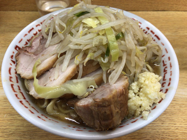「小豚(ニンニク) 930円」@ラーメン二郎 環七新新代田店の写真