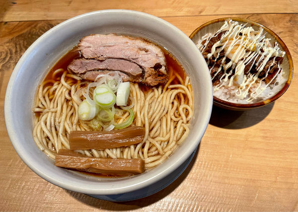 「らーめん原点（大盛）＋雑穀米の特製豚丼」@人類みな麺類 東京本店の写真