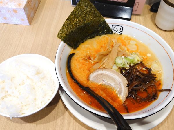 「赤マー喰心坊らーめん930　ライス（ランチサービス）」@らーめん喰心坊の写真