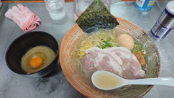 「牡蠣出汁塩ラーメン＋濃厚ソースW＋生卵＋味玉＋青唐辛子」@覆麺 智の写真