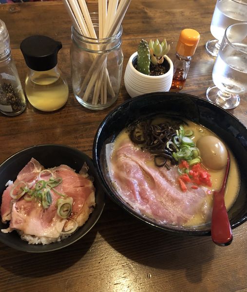 「博多風鶏白湯醤油拉麺（トッピング味玉）＋肉丼」@RAMEN SHELTERの写真