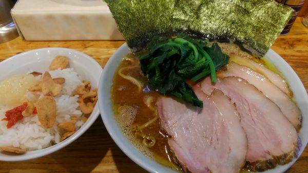 「家系、半ライス、チャーシュー」@麺屋 庄太 六浦本店の写真