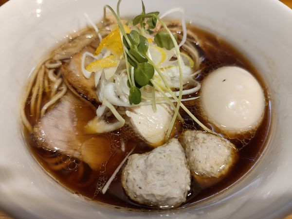 「特製中華そば（醤油） 980円＋鶏油玉200円」@中華蕎麦 はざまの写真