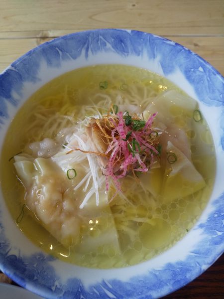 「わんたん入り塩らぁ麺1400円日替わりおにぎり200円」@Ramen FeeLの写真