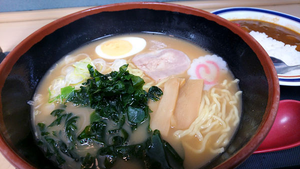 「【昼】煮干しラーメンセット ミニカレー付」@名代 富士そば 明治通り店の写真