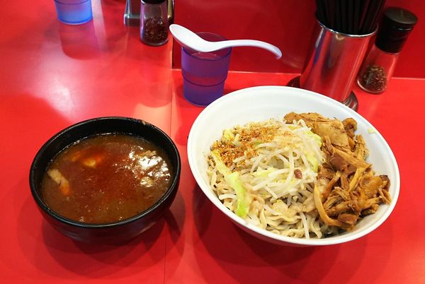 「辛いつけ麺 辛さ3倍 鳥ほぐしW ニンニク抜き あぶら増し」@麺屋 桐龍の写真