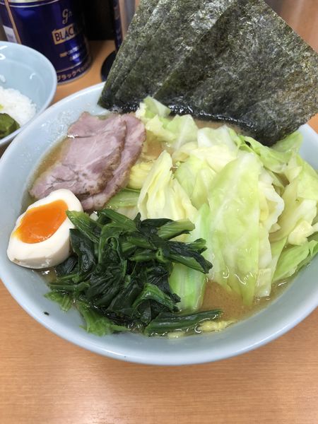 「特製ラーメン＋キャベツ＋ライス」@横浜らーめん 武蔵家 綾瀬店の写真