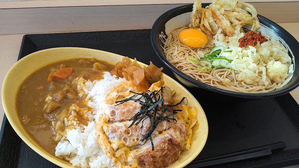 「カレーかつ丼+ご飯大盛り+朝そば（温/玉子）+蕎麦大盛り」@ゆで太郎 入間宮寺店の写真
