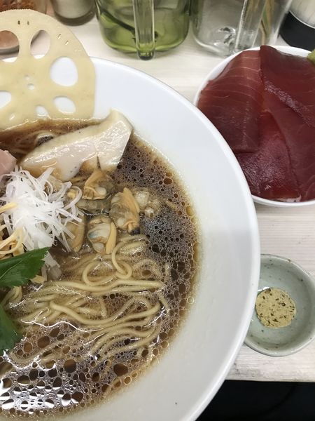 「淡麗旨味ソバ（醤油）、ミニマグロ丼」@マグロ卸のマグロ丼とラーメンの店 ウミノイロの写真
