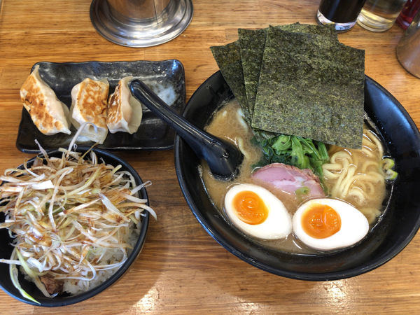 「らーめん + 味付玉子 + せい家セット」@せい家 三鷹店の写真