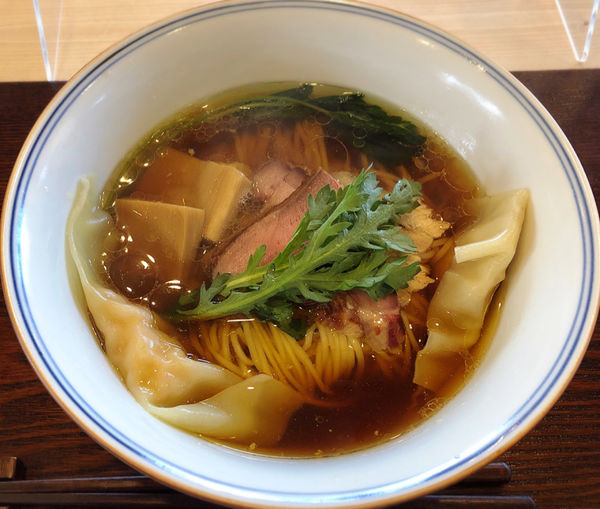 「わんたん入り醤油らぁ麺(肉わんたん1個.海老わんたん1個)」@Ramen FeeLの写真