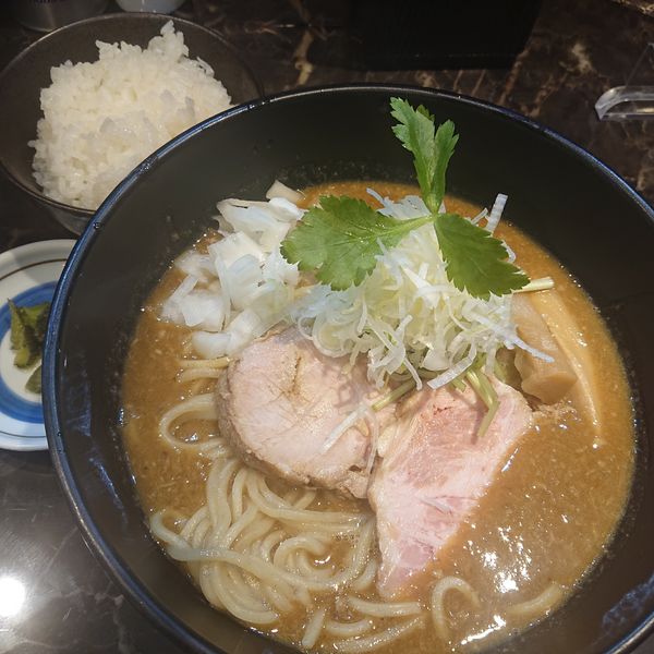 「カレーらーめん930円(5辛)、ごはん小100円」@ラーメン 奏の写真