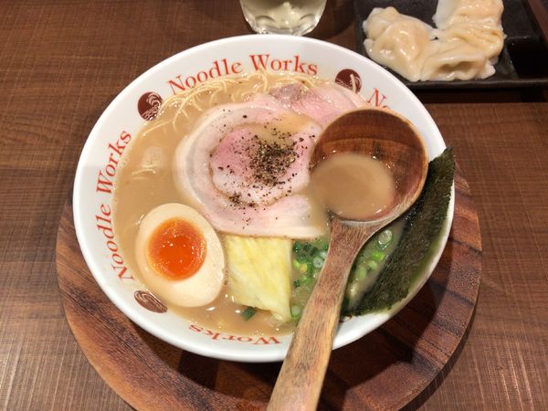 「ラーメン(690円)+おつまみ水ぎょーざ(290円)」@Noodle Works -BALI- 藤沢店の写真