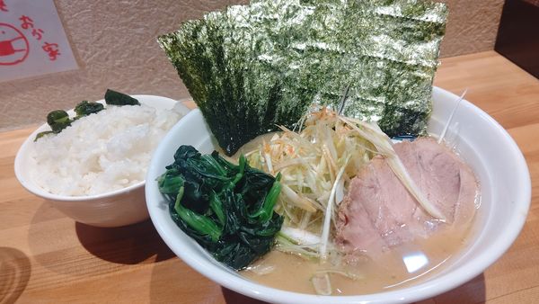 「ネギラーメン&トッピングノリ」@横浜家系ラーメン おか家の写真