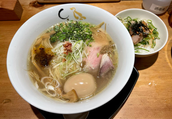 「味玉塩そば＋肉めし」@SOBAHOUSE 金色不如帰 新宿御苑本店の写真