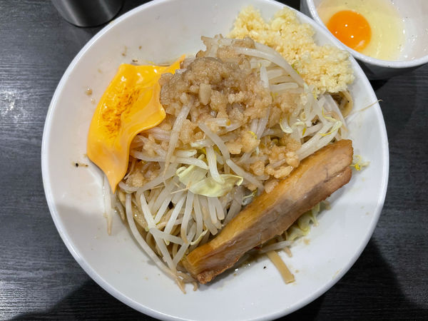 「汁なし(とろけるチーズ、生卵トッピング)」@ラーメンフクロウの写真