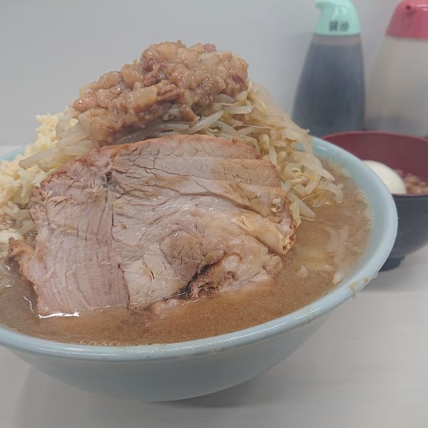 「ラーメン850円(野菜ニンニク脂)、茹で卵100円」@俺の生きる道 柏店の写真