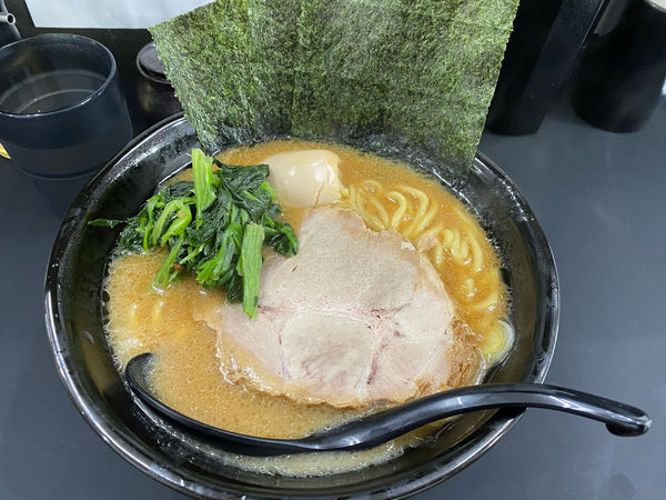 「特濃家系らぁめん（中盛）＋味玉1,000円」@横浜家系らぁめん 毘沙門天の写真