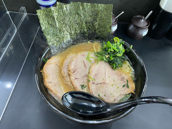 「家系ラーメン中盛800円＋チャーシュー300円」@横浜家系らぁめん 毘沙門天の写真