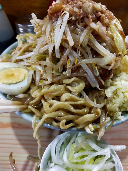 「ラーメン・大盛・葱（麺硬め・ちょい野菜・ちょい脂・にんにく）」@ラーメン富士丸 明治通り都電梶原店の写真