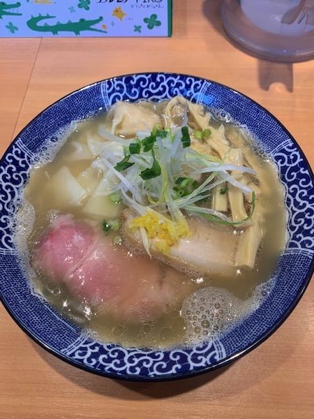 「ワンタン中華そば（白） 950円」@中華そば 虎桜の写真