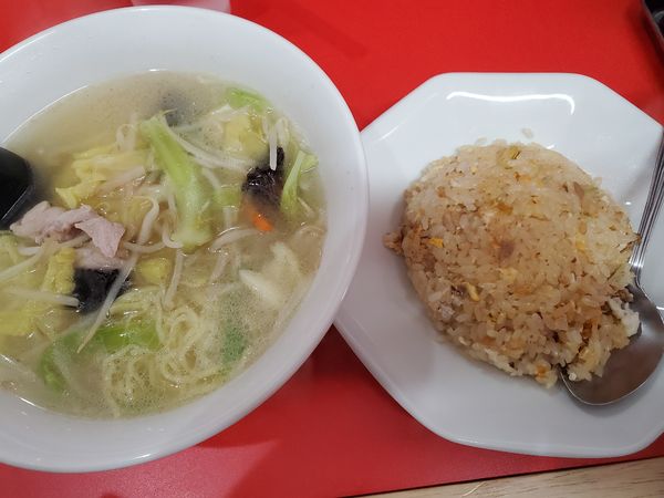 「タンメン半チャーハン７５０円」@伊峡の写真
